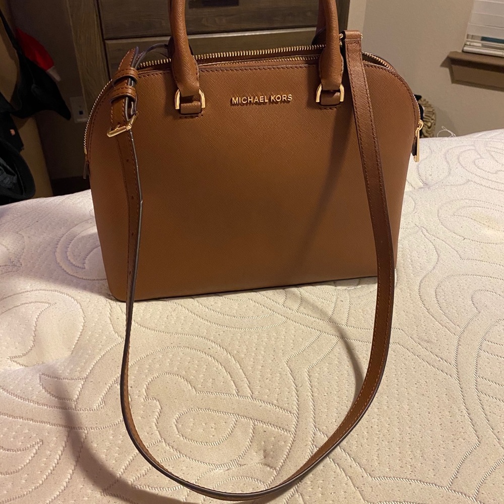 Micheal Kors Cross body!